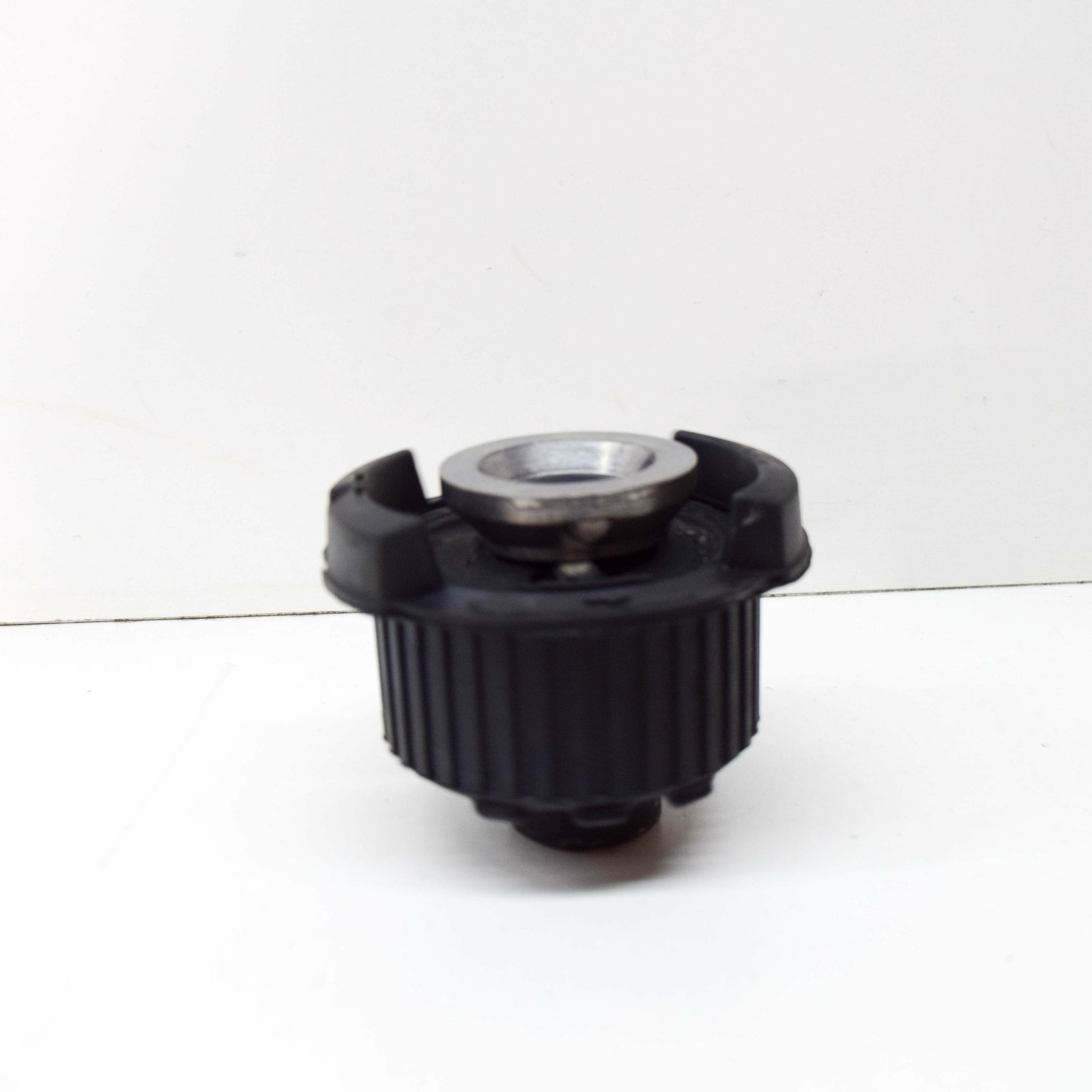 MB C W204 Rear Subframe Carrier Suspension Hub Mount A2043510842 