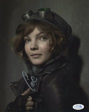 Camren Bicondova Gotham Autographed Signed 8x10 Photo ACOA