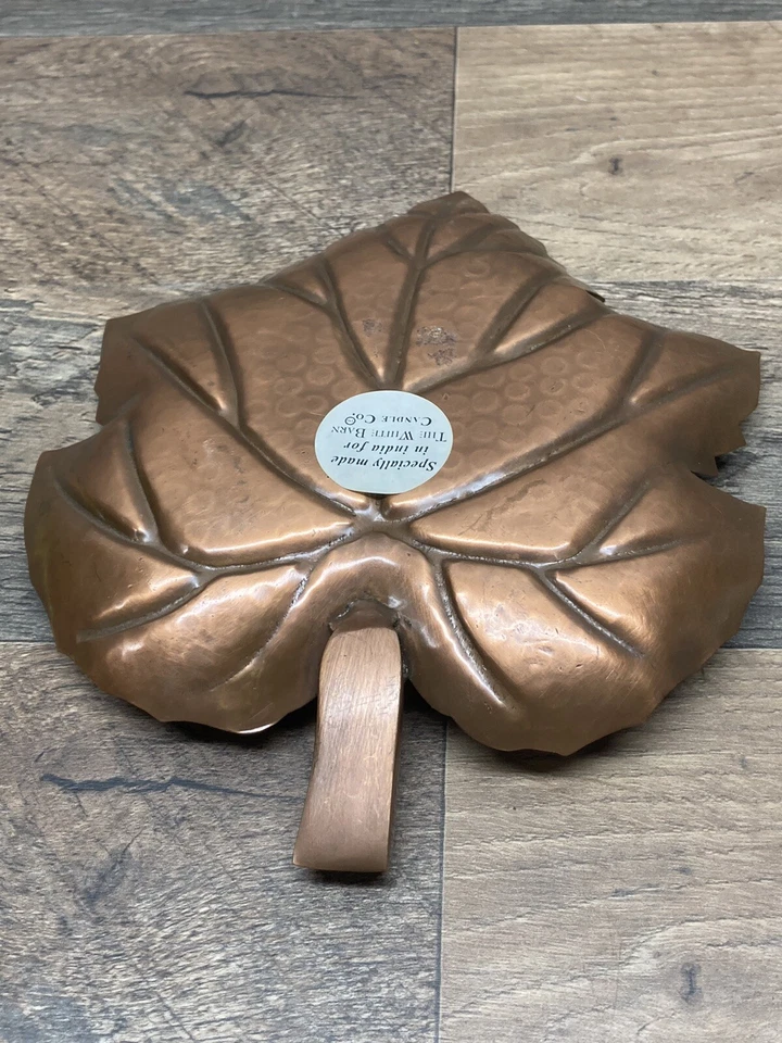 The White Barn Candle Co.  Plato decorativo hoja de arce cobre martillado Foto 2 de 3