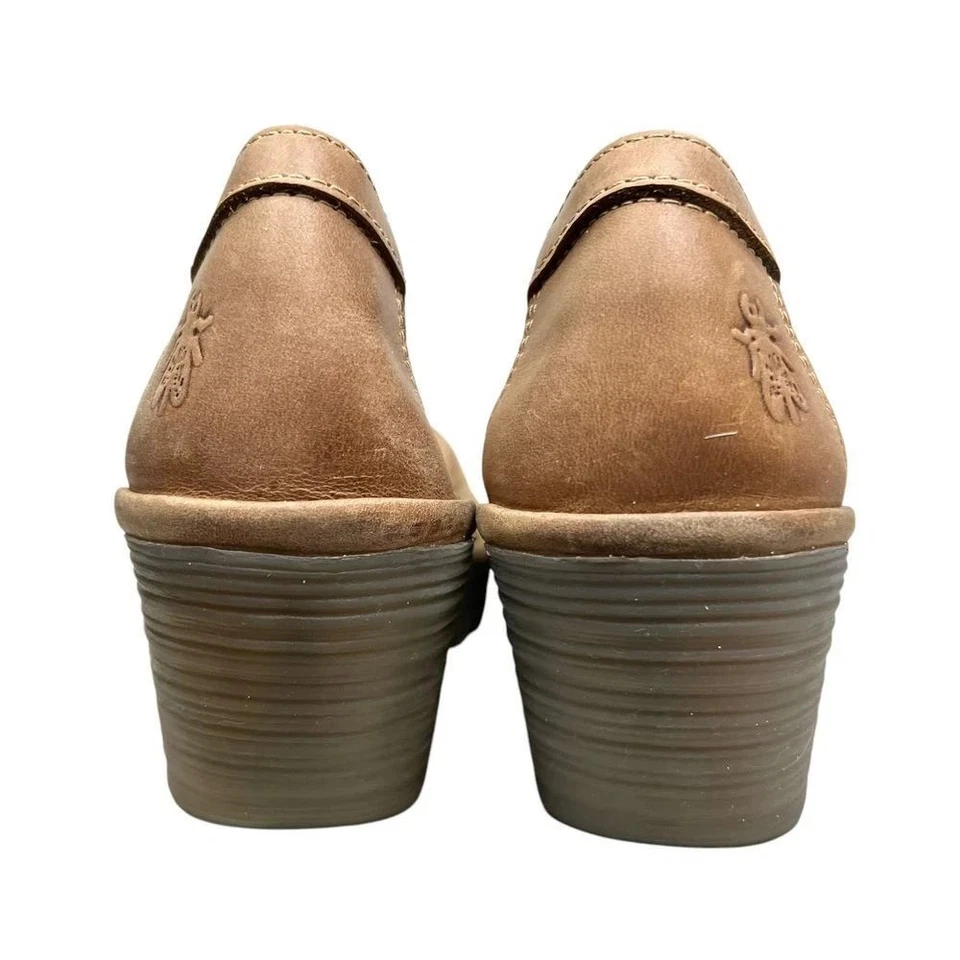 Zapatos de salón Fly London para mujer Yobe de cuña de cuero perforado metálico dorado marrón 7,5-8 Foto 2 de 4