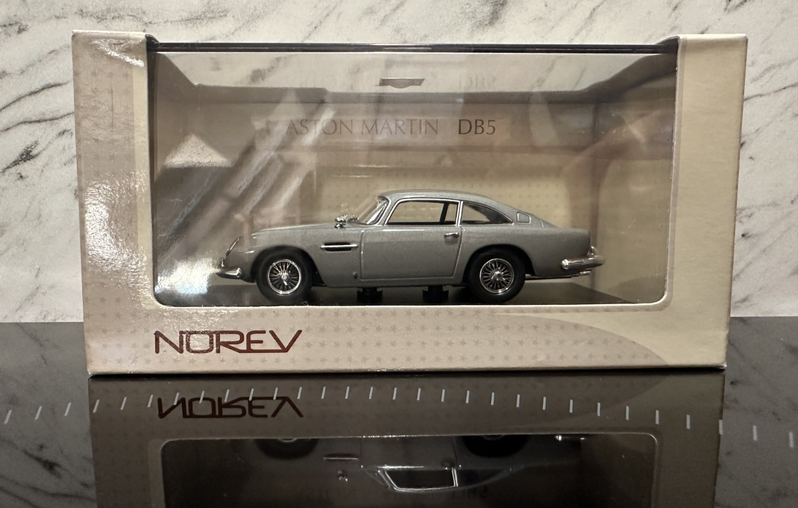 Aston Martin DB5 Norev 270501 réplique de collection 1/43 collector Silver