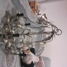Fantastico lampadario caratteristiche di foglie e cristallo accoppiato con colore bronzo. 