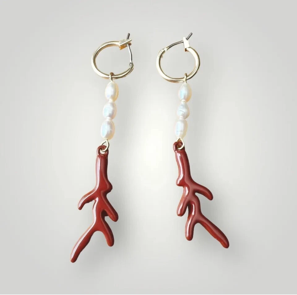 Pendientes de perlas de imitación blancas de arroz y coral rojo gancho de oro usados Foto 2 de 4