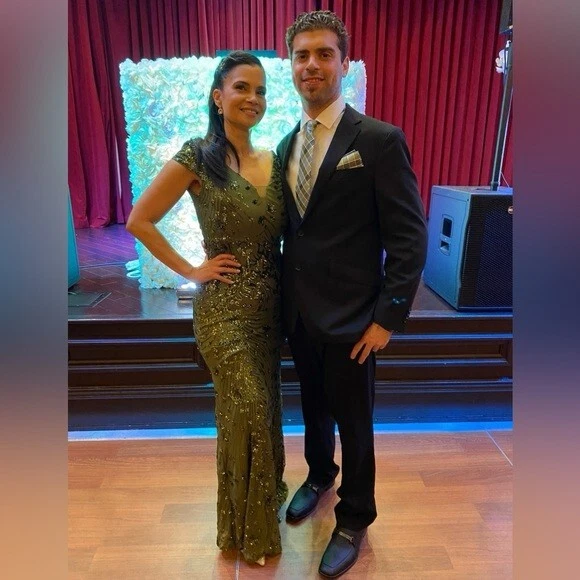 Vestido de sirena formal con lentejuelas verdes hasta el suelo - USADO UNA VEZ durante 4 horas Foto 2 de 4
