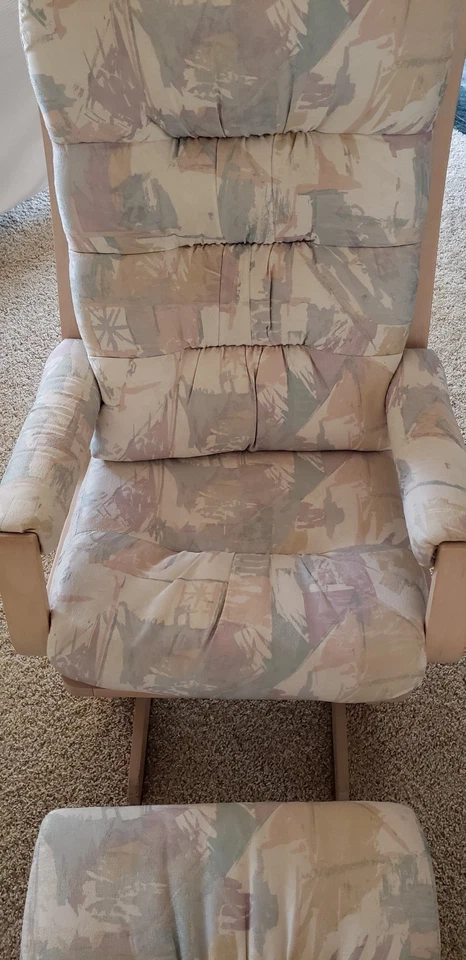 Dutailier Glider/Nursing w/ Gliding Chair w/ Ottoman - Image 3 of 4