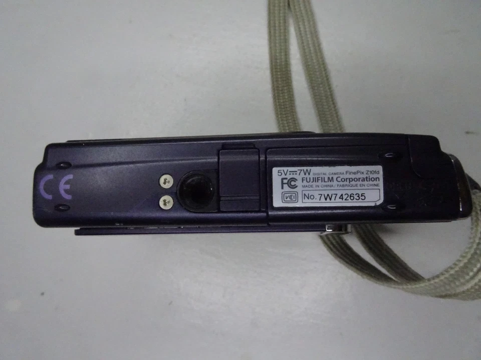 Fujifilm FinePix Z Series Z10fd 7.2MP Camera - Midnight black & Accessories - Image 4 of 4