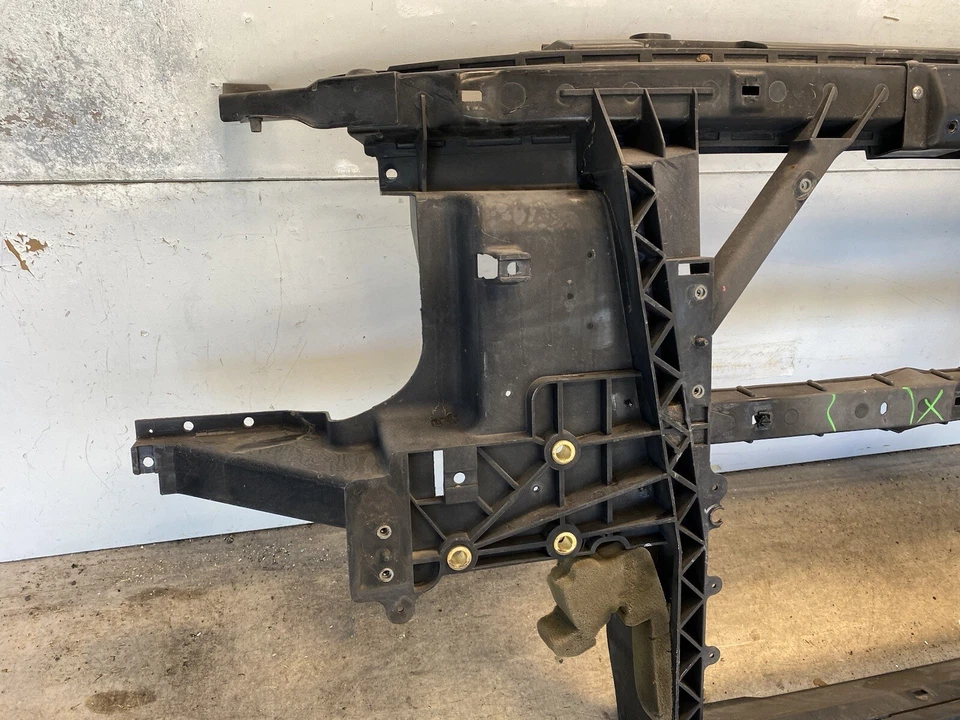 Soporte radiador Nissan Titan Infiniti QX56 2005-10 2004-2010 Nissan Armada Foto 3 de 4