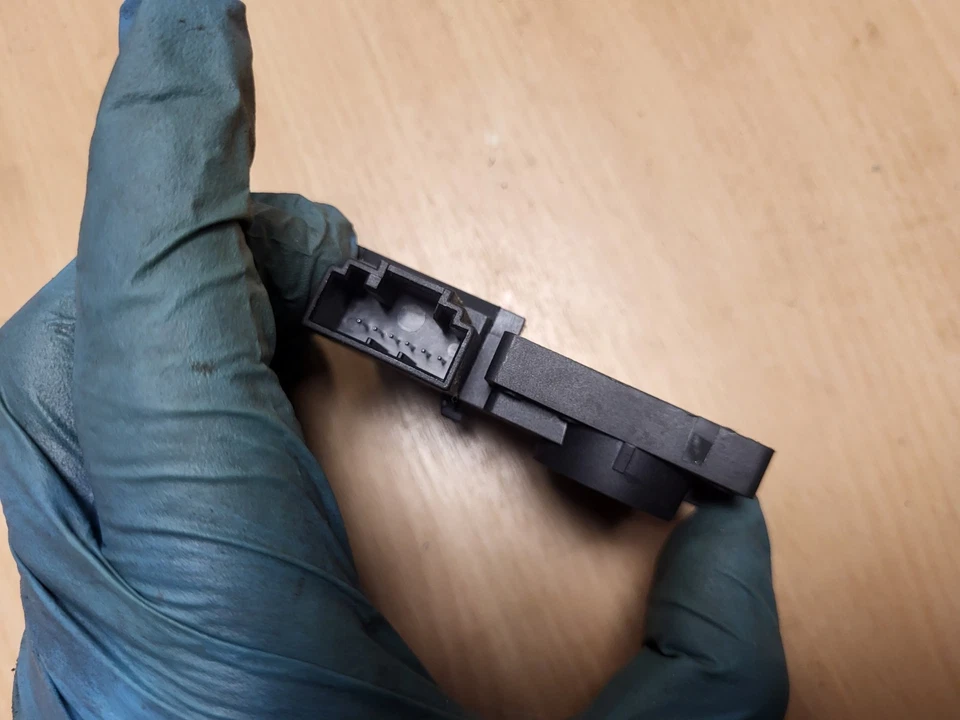 INTERRUPTOR SENSOR PEDAL EMBRAGUE MANUAL AUDI A6 C6 2007 2.0 DIÉSEL 4F0907658A Foto 3 de 4