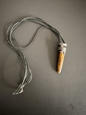 Tigerauge Zahn Anhänger – Boho Amulett mit Band 