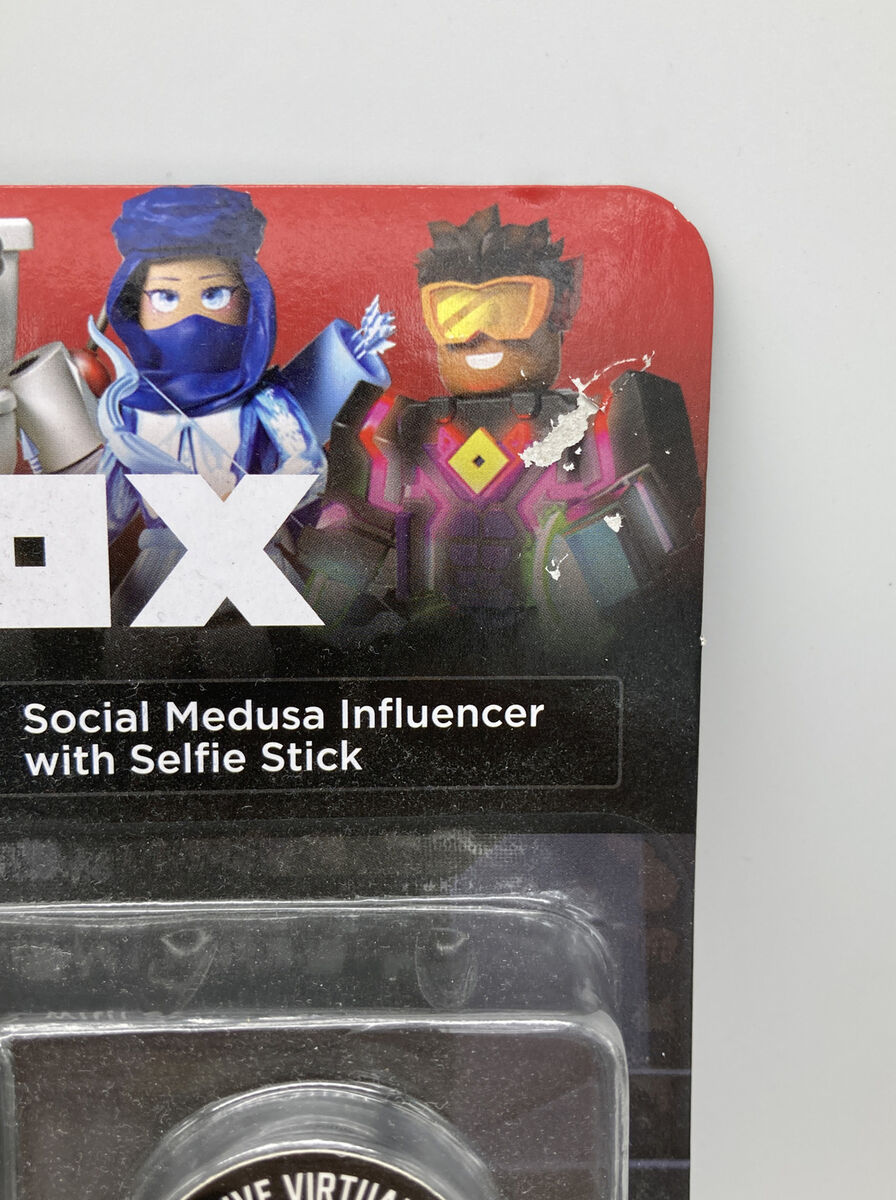 Roblox Avatar Shop Series Collection - Social Medusa Influencer with Selfie  Stick Figure Pack [Includes Exclusive Virtual Item]