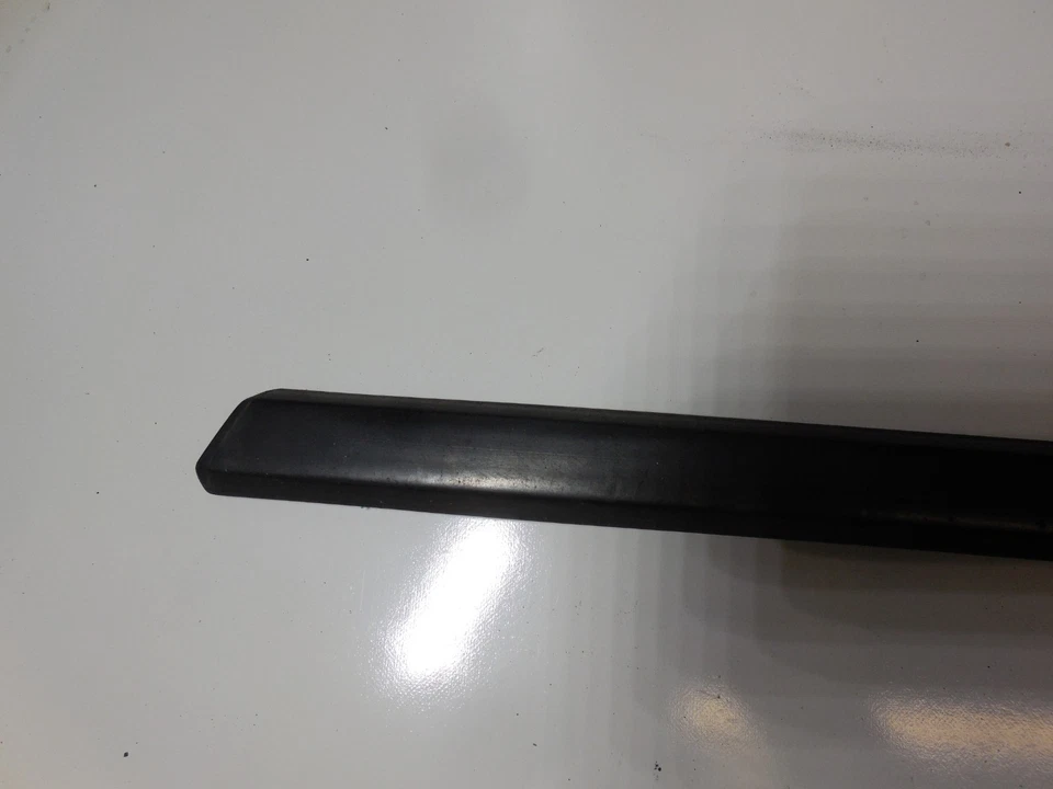 Moldura de tira de moldura de puerta trasera izquierda 84-93 mercedes-benz w201 190d 190e Foto 2 de 4