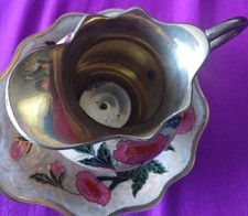 Dzbanek i mała miska Mosiądz stan jest dobry z dekoracją kwiatową 