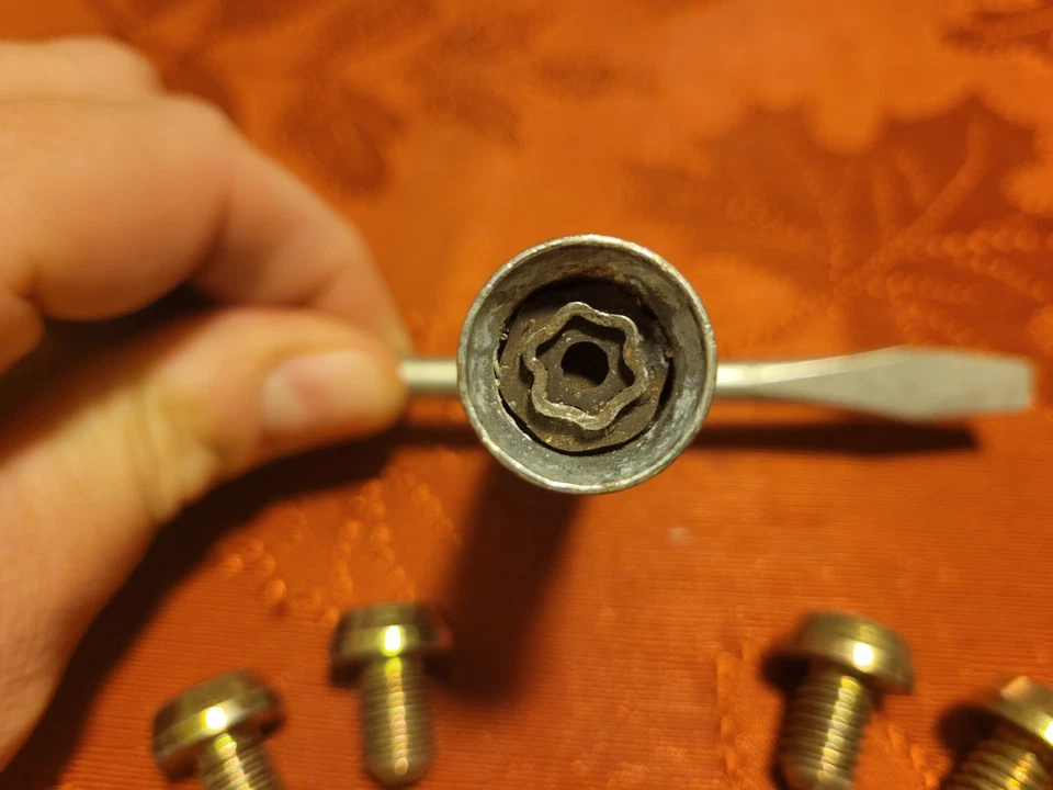 Chrysler Plymouth Dodge ROJO McGard Cubierta de Rueda de Alambre Llave y 4 Cerraduras Juego Completo Foto 2 de 4