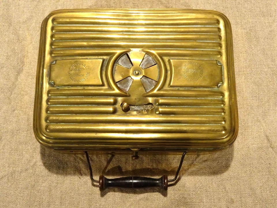 Ancienne chaufferette en laiton Girodon & Cie Villeurbanne Lyon - Photo 2/4