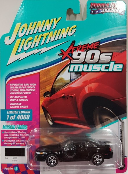 Johnny Lightning JLMC014-6B Ford Mustang GT 1999 Schwarz 1:64 NEU OVP-image