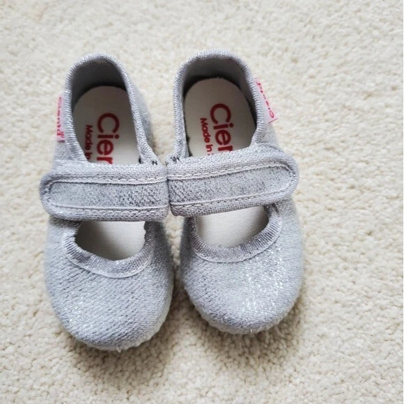 Cienta 全新无标签女宝宝银色闪光玛丽珍运动鞋,尺寸 18/2.5 — 第 2/4 张图片