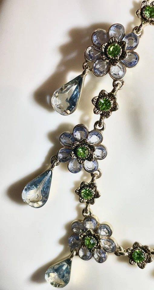 BETSEY JOHNSON Deslumbrante Colar Babador Declaração Flores de Cristal Multicoloridas - Imagem 2 de 4