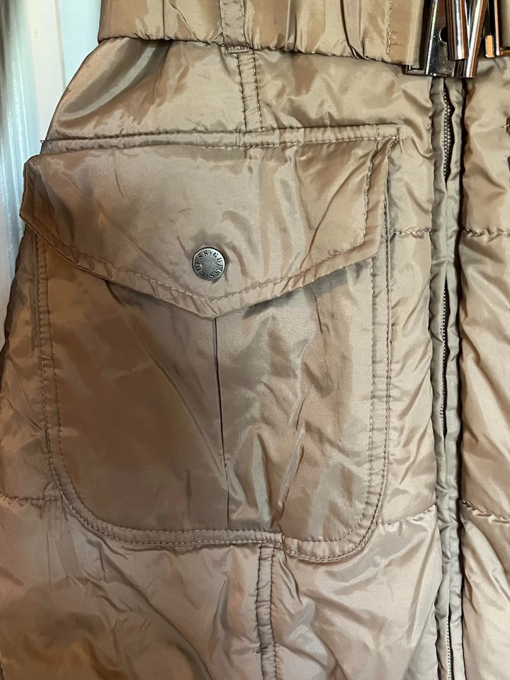 Abrigo acolchado con capucha forrado en piel desmontable Guess Tawny con cinturón elástico talla pequeña Foto 4 de 4
