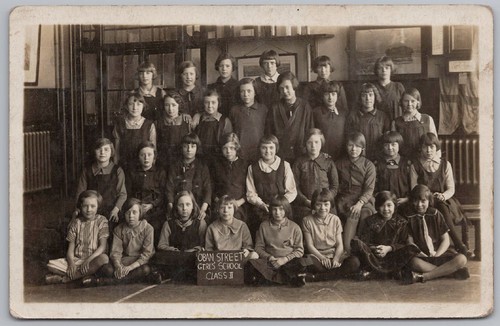 PAPPEL London Oban Street Mädchen Schule Klasse II um 1920 RP Postkarte