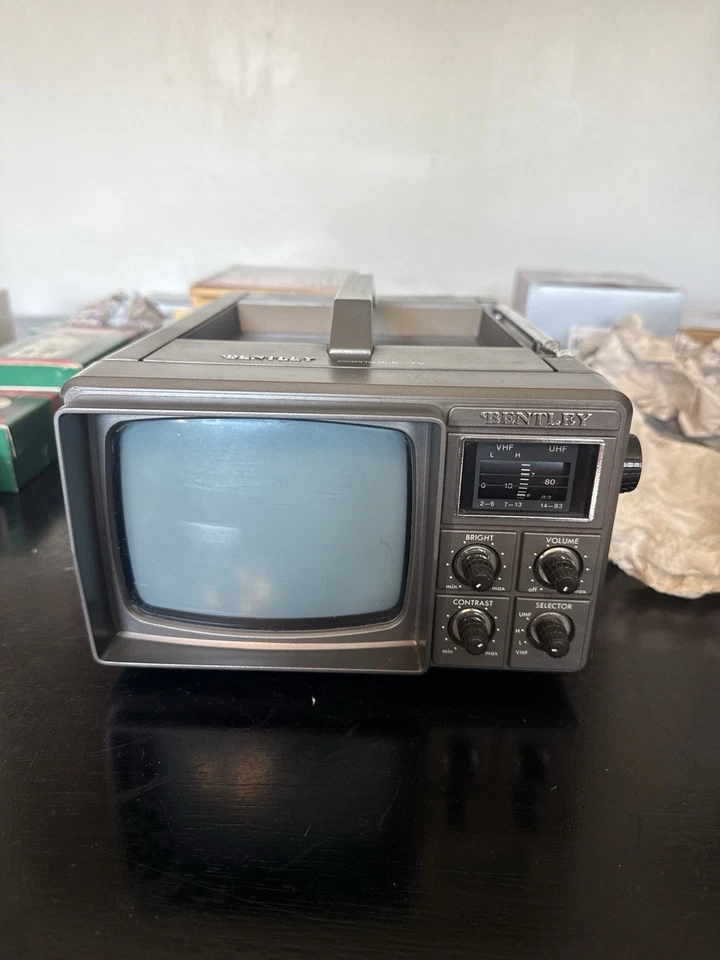 TV portátil vintage Bentley Deluxe 5” blanco y negro modelo 87 con caja funciona muy bien Foto 2 de 4