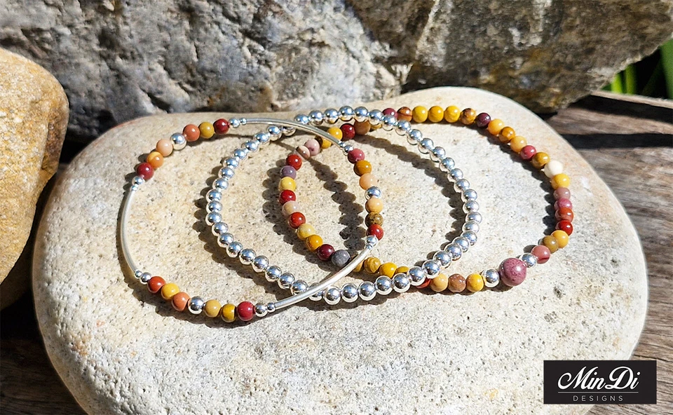 Pulseras apilables hechas a mano con plata de ley y jaspe mookaita. Foto 3 de 4