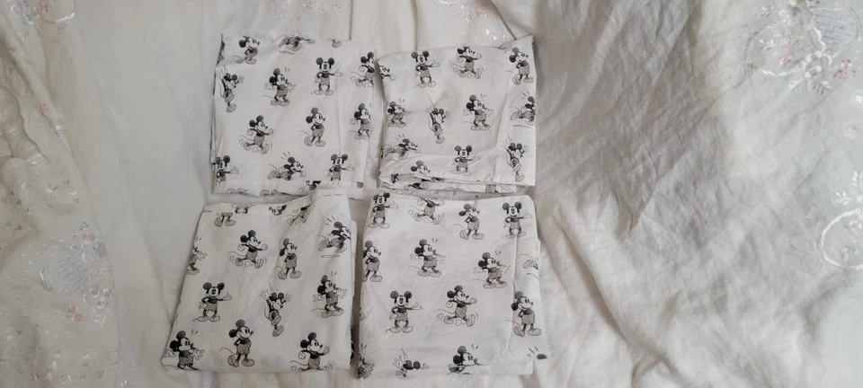 Sábana bajera Pottery Barn Mickey Mouse King/4 fundas de almohada king  Foto 3 de 4