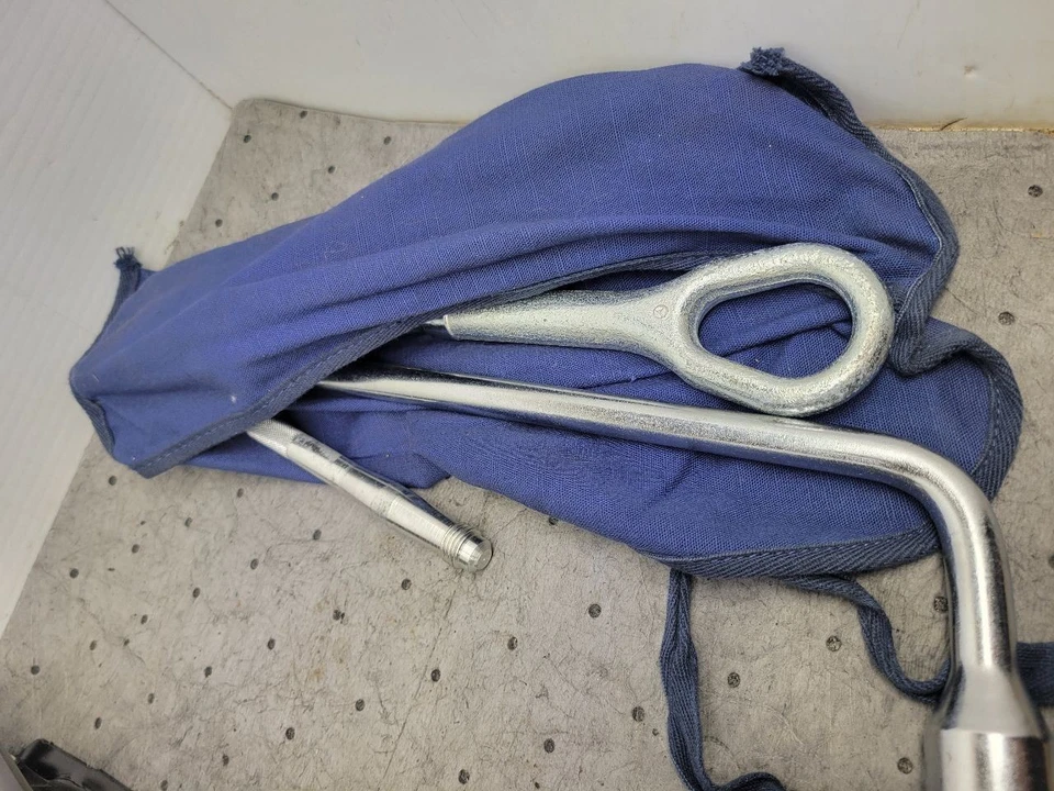 A6 AUDI 2013 Jack and Tools 1688533 - Image 4 of 4