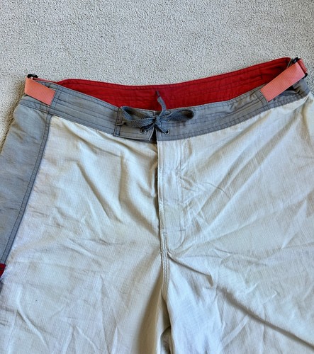 Pantalones cortos de tabla Quiksilver para hombre W36 logotipo insignia ropa de calle surf vacaciones beige - Imagen 2 de 5