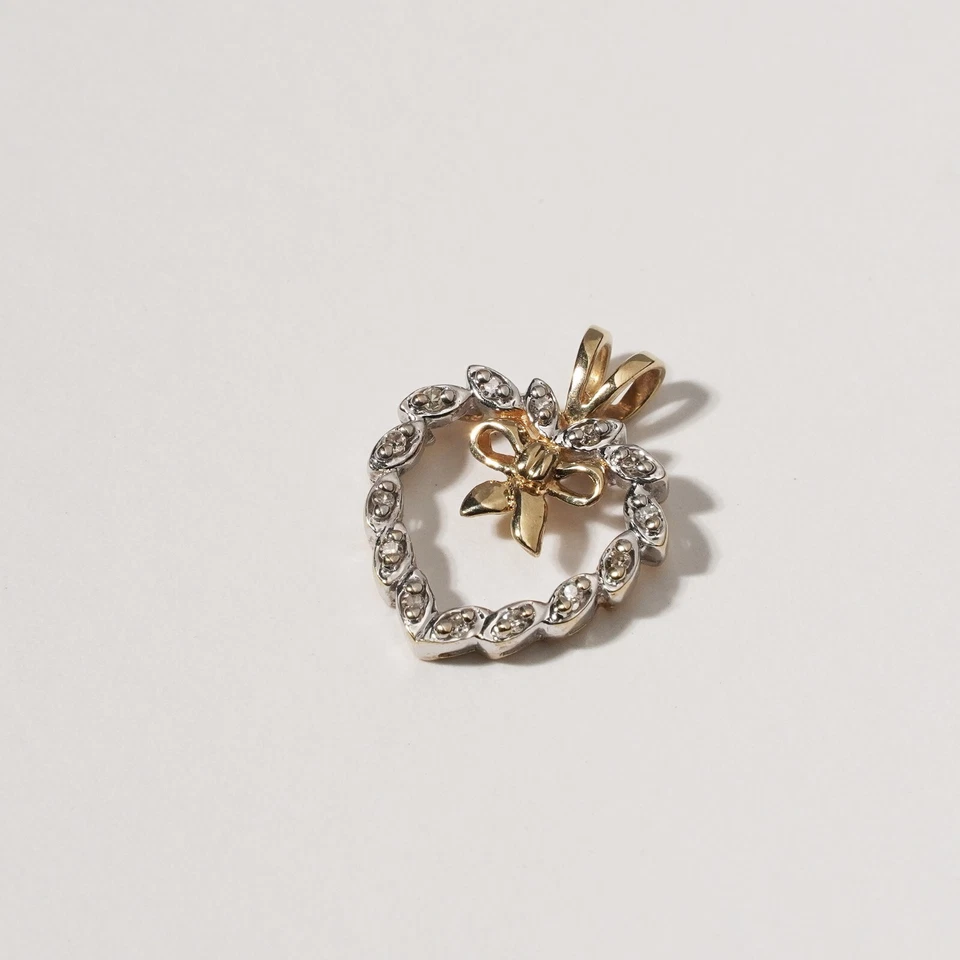 Dije colgante de corona de Navidad con arco de diamante de oro de 9 quilates en forma de corazón pequeño Foto 2 de 4