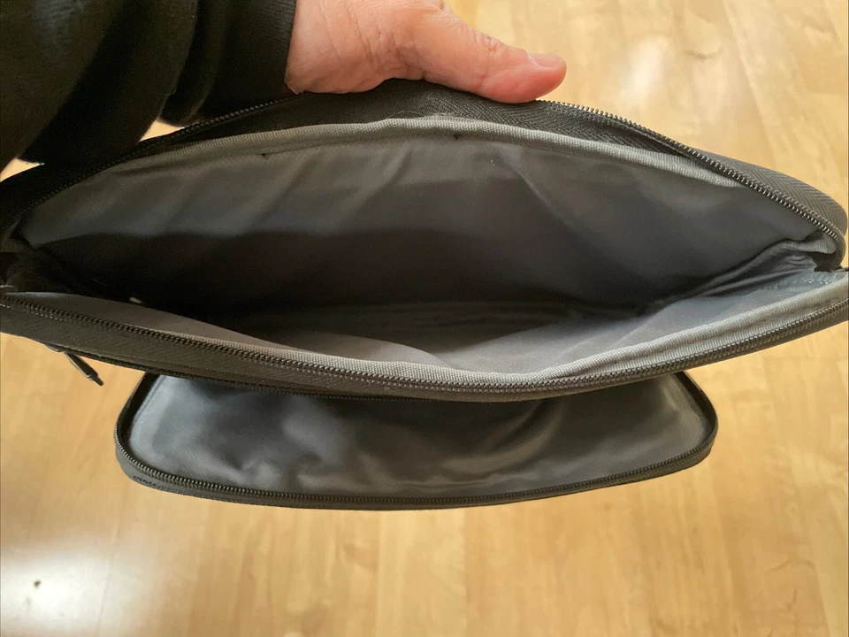 Cubierta delgada para tableta TUMI pequeña cremallera bolsillo negra nailon balístico acolchada superficie profesional Foto 4 de 4