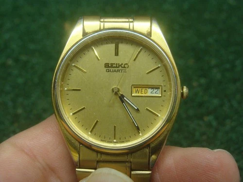 SEIKO 7N43-7A50 Vintage Men's Watch Day-Date Gold Tone - Needs Battery