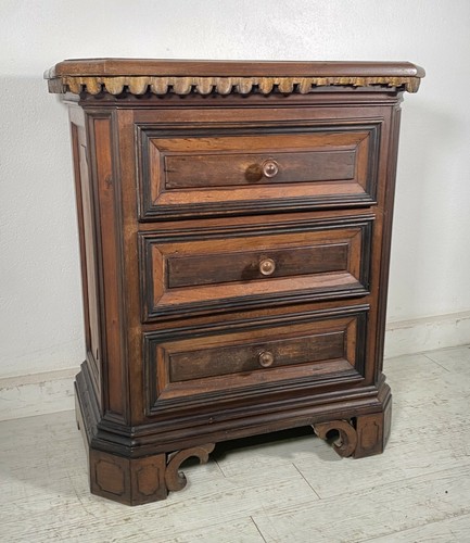 ANTICO PICCOLO COMÒ CANTERANO LEGNO NOCE 3 CASSETTI 1700 MOBILE CREDENZA - Foto 3 di 10