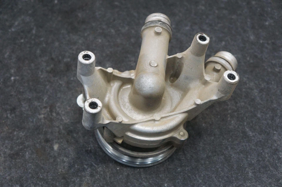 Soporte de polea del ventilador de refrigeración del motor OEM CC3Z8553C Ford F350 Super Duty 2015-19 Foto 4 de 4