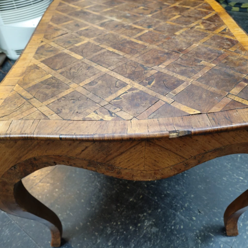 Mesa de cóctel de centro italiana vintage estilo Luis XV con incrustaciones de madera de nogal Foto 4 de 4