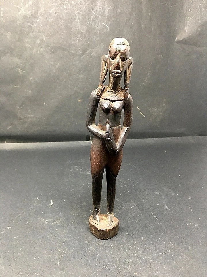 Figura escultura antigua de madera tallada a mano de hombre tribal africano de colección Foto 2 de 4