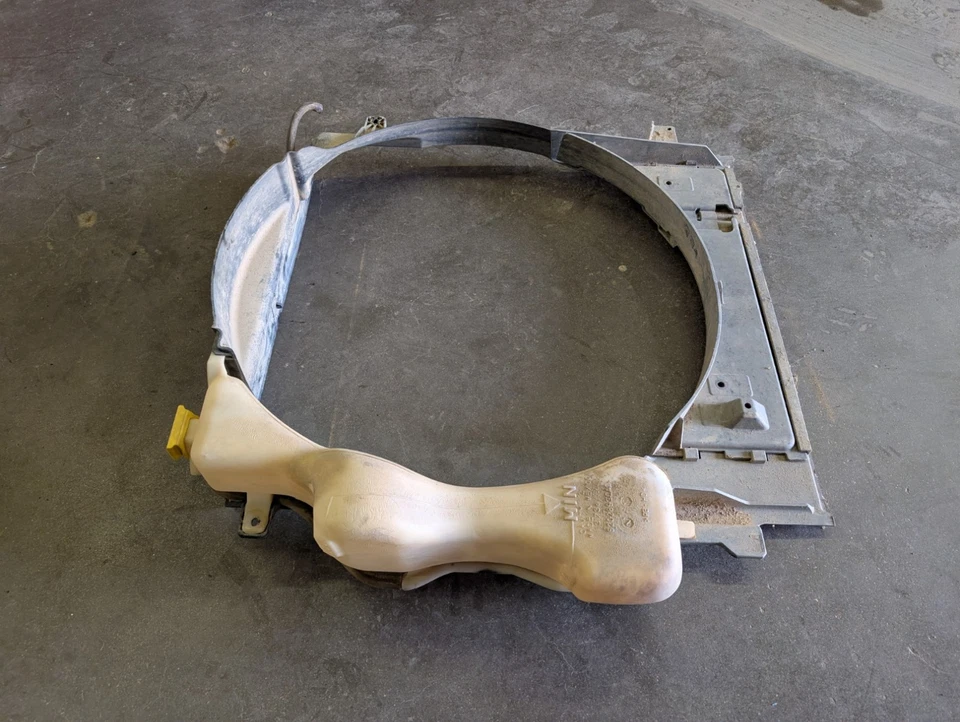 2003 Dodge Ram Diesel 2500 3500 FAN SHROUD & COOLANT RESERVOIR - Image 3 of 4