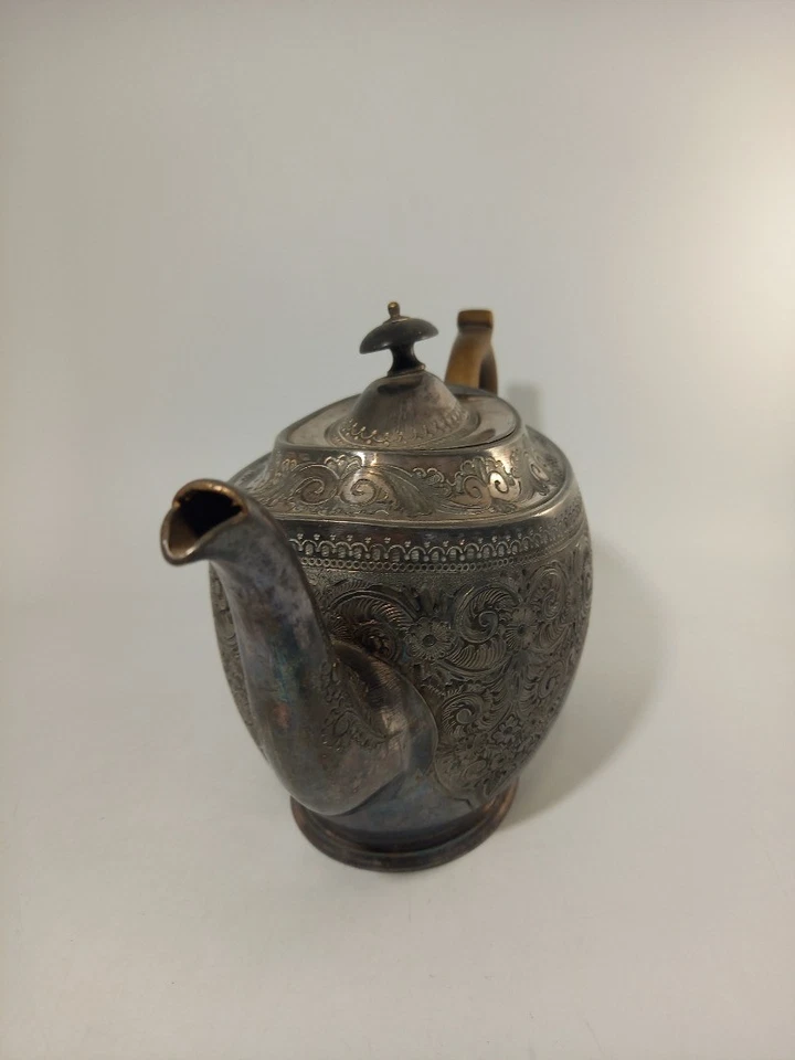 Tetera decorativa vintage grabada floral plateada EPNS con mango de madera Foto 3 de 4