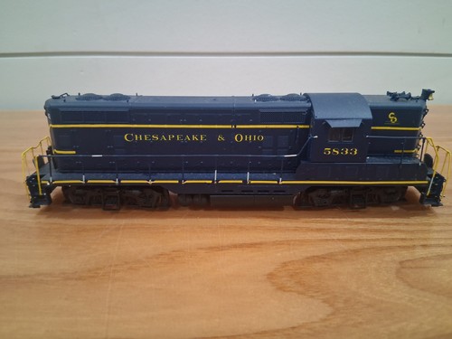 Locomotora HO realista Chesapeake y Ohio 5833 EMD GP7 repintada Hocking Valley | Condition: Used