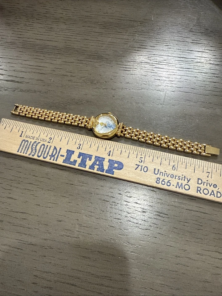 Reloj Disney Cenicienta Tono Dorado Cara Corazón De Colección Pulsera Estilo Necesita Batería Foto 4 de 4