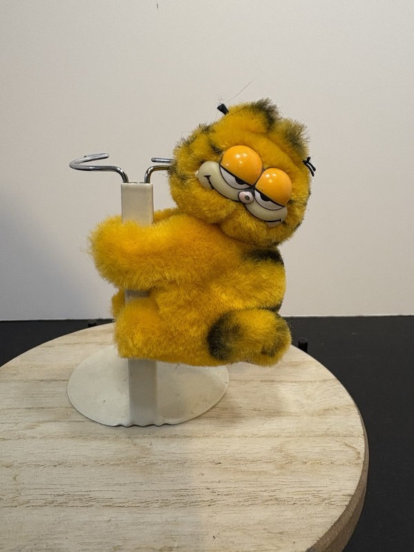 Vintage 1981 Garfield The Cat Clip Hugger 4”
