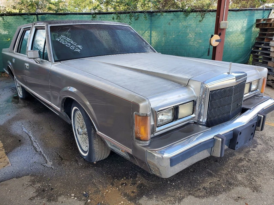 Used Cornering Light Assembly fits: 1989 Lincoln & TOWN CAR Cornering lower fend - Image 2 of 4