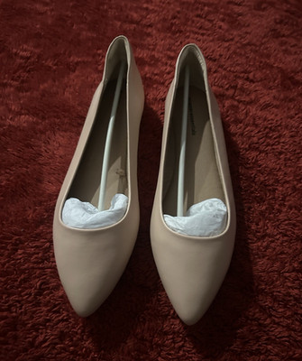 Amazon Essentials Women s Beige Pointed Toe Slip-On Flats Synthetic Upper 9.5