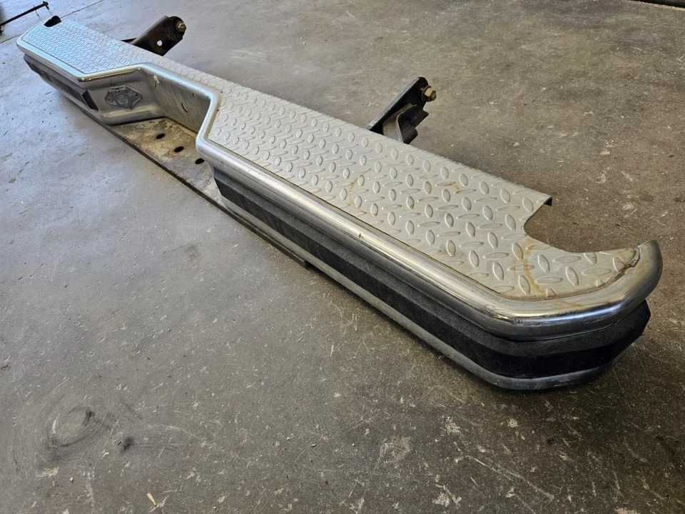 PARAGOLPES CROMADO ESCALÓN TRASERO FORD F250 1986 USADO enviado a Los Ángeles Foto 4 de 4