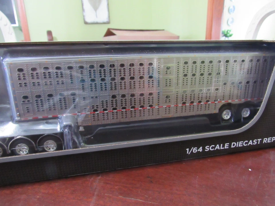 DCP 1/64 #60-1211 KENWORTH W900L 86" STUDIO TRI-AXLE W/WILSON TRI-AXLE TRAILER - Image 3 of 4