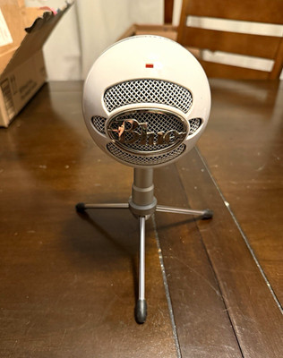 Blue Snowball iCE USB Wired Desktop Condenser Mic Adjustable Stand White/Silver