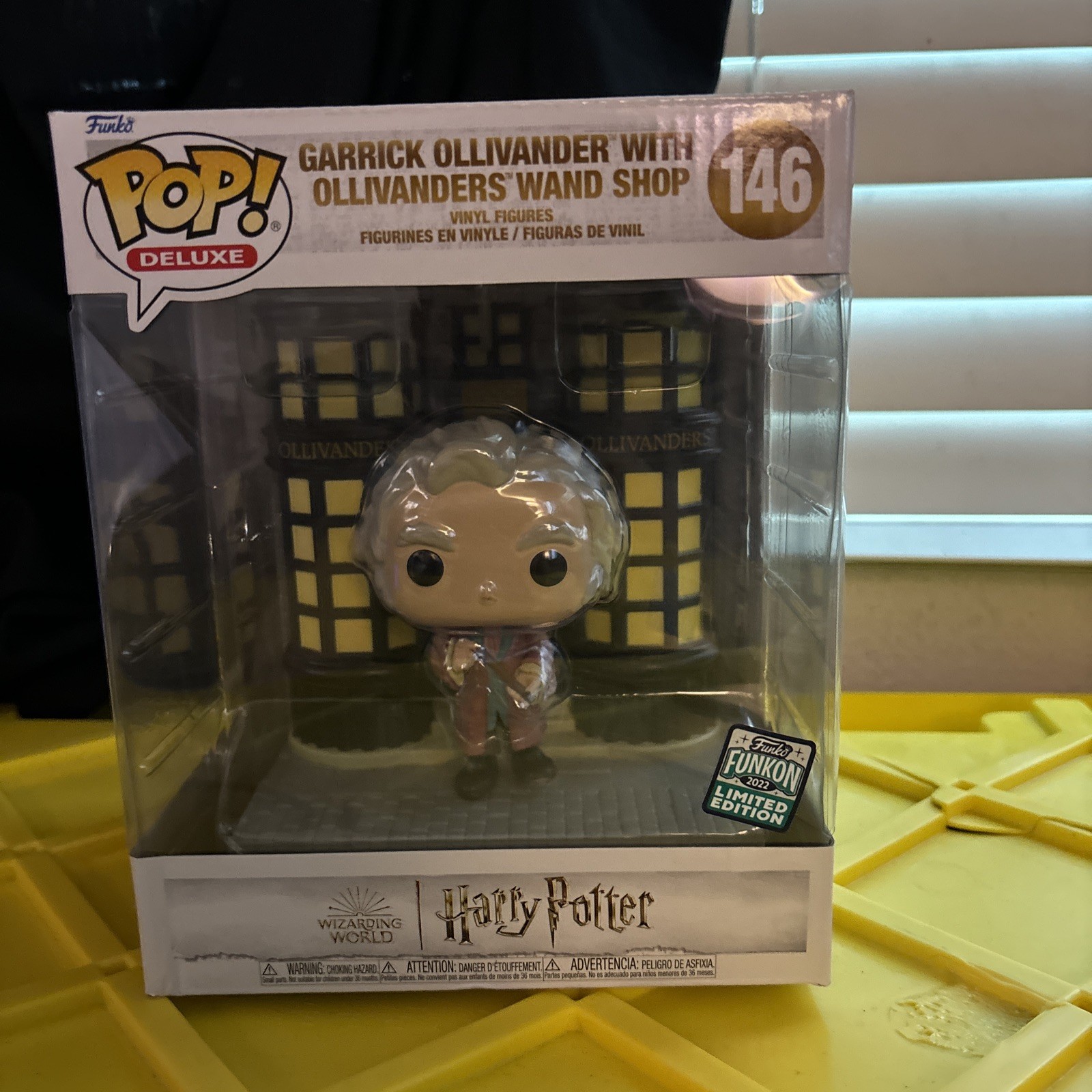 Funko Pop! Deluxe: Harry Potter - Garrick Ollivander con tienda de varitas Ollivanders