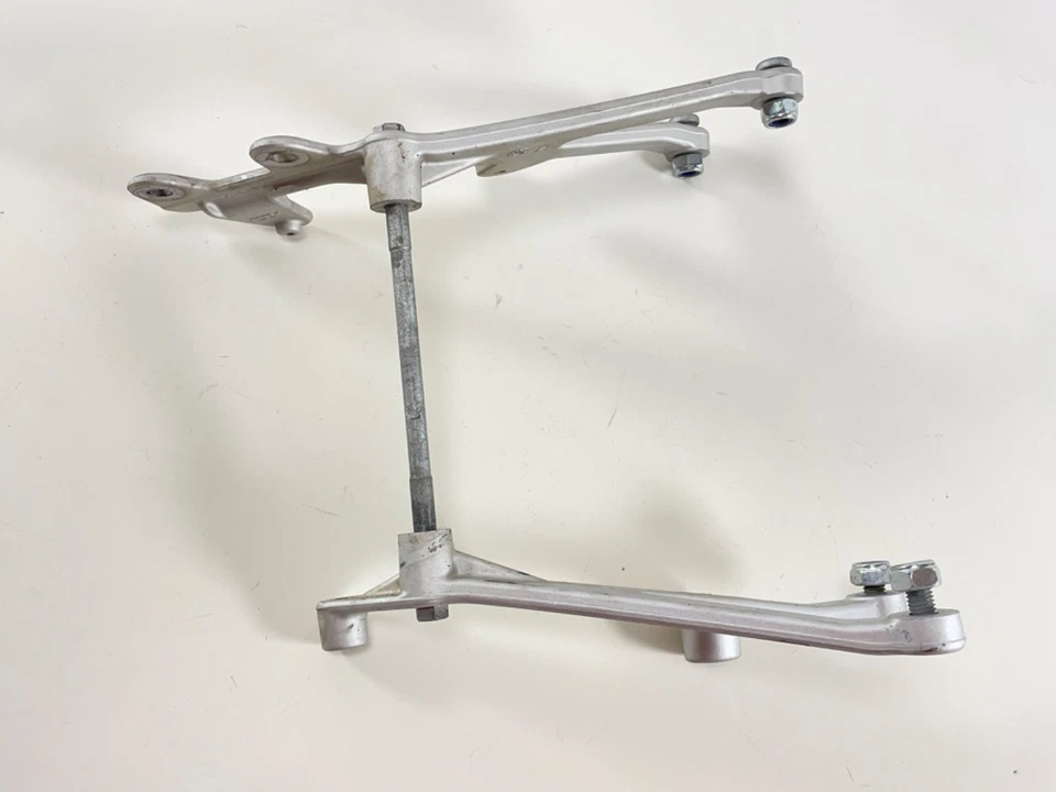 Soporte motor KTM 990 Super Duke LC8 2007-2011 61003005000 usado - Imagen 4 de 4