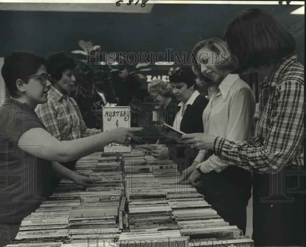 Libro de fotos de prensa 1980 navegadores y compradores en la Feria del Libro Sinfónico de Nueva Orleans