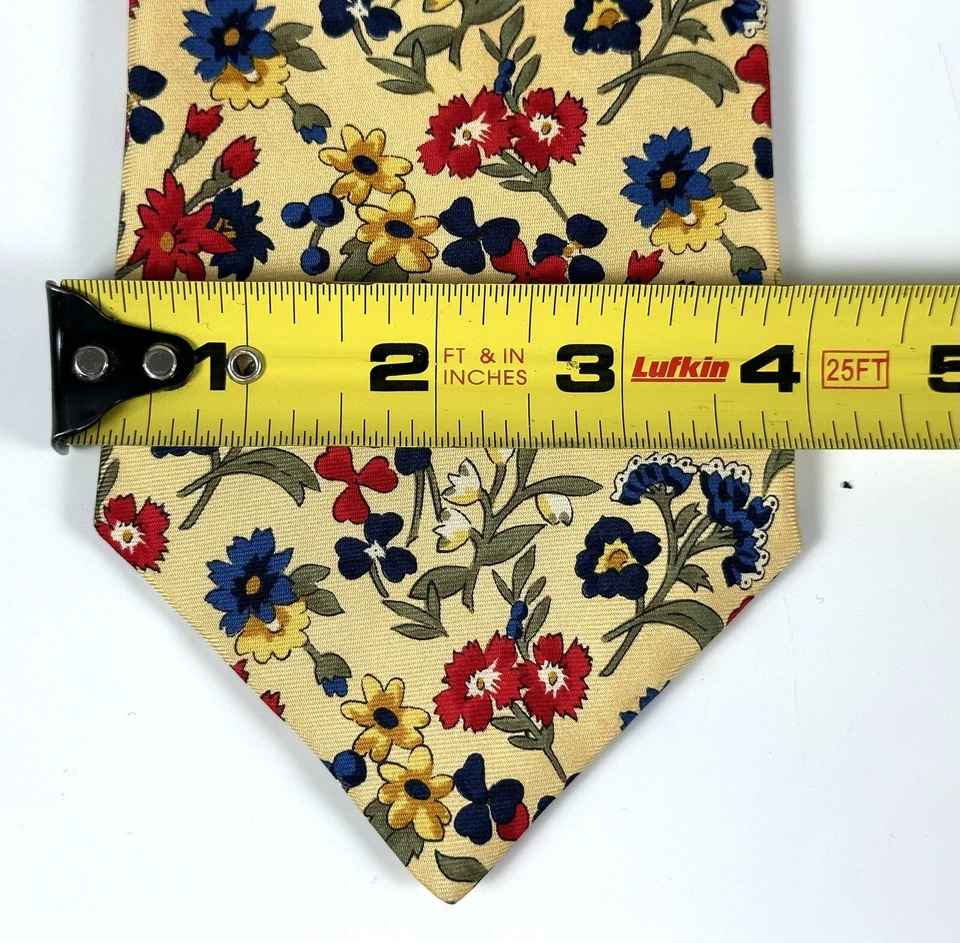 Corbata Burberry para hombre 100 % seda amarilla floral hecha en Inglaterra ancha 4” largo 58” usada en excelente estado Foto 4 de 4