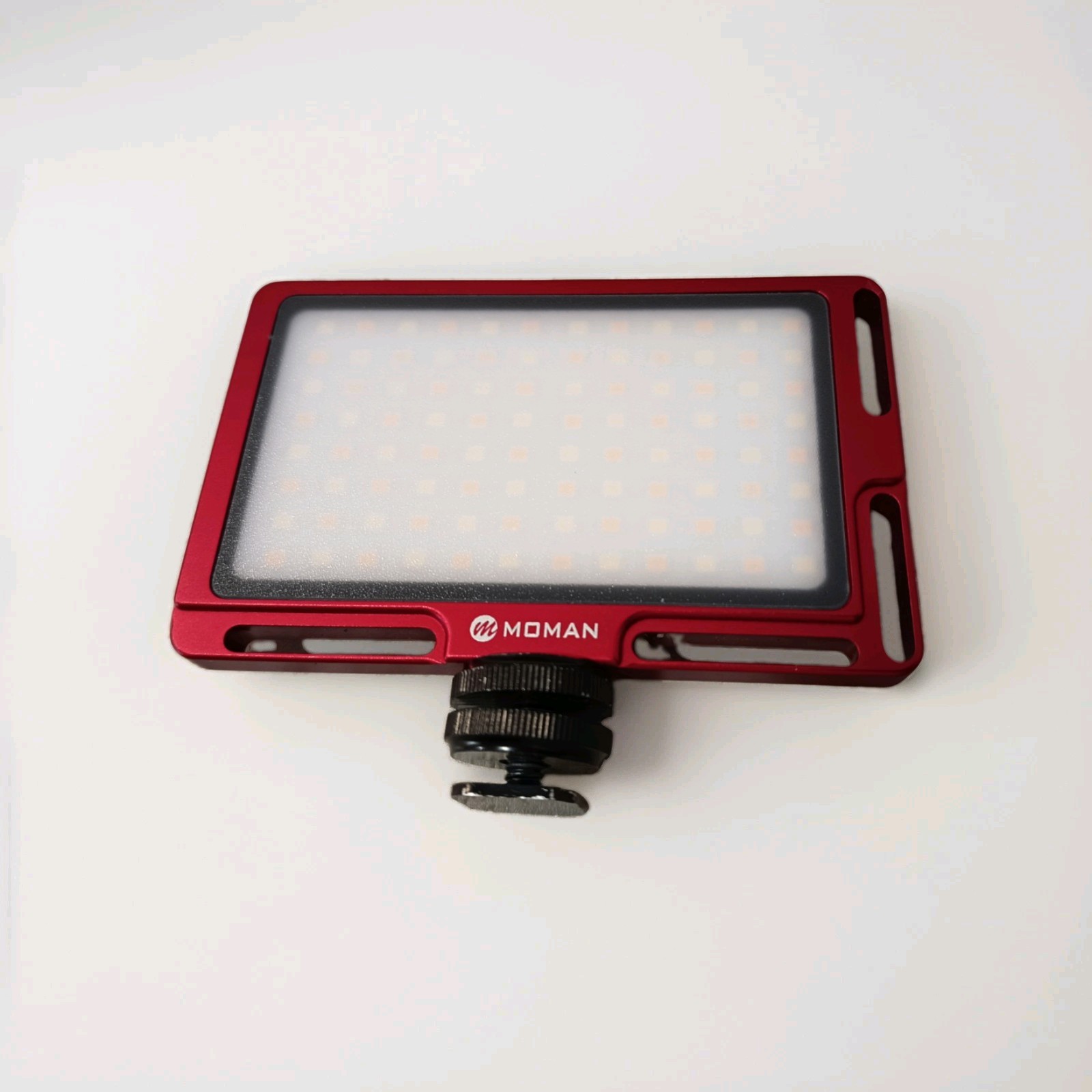 luce video LED Moman, modello compatto in alluminio rosso.